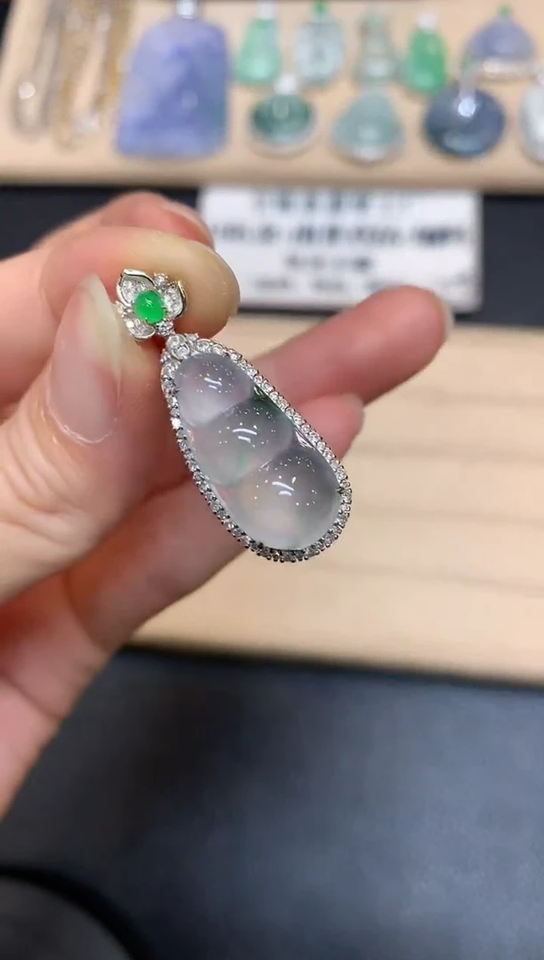 【闪购商品】翡翠颈饰18K金镶嵌福豆【无服务费