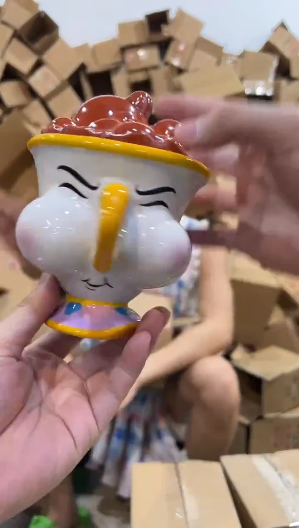 瓷片嘟嘴阿奇带盖杯