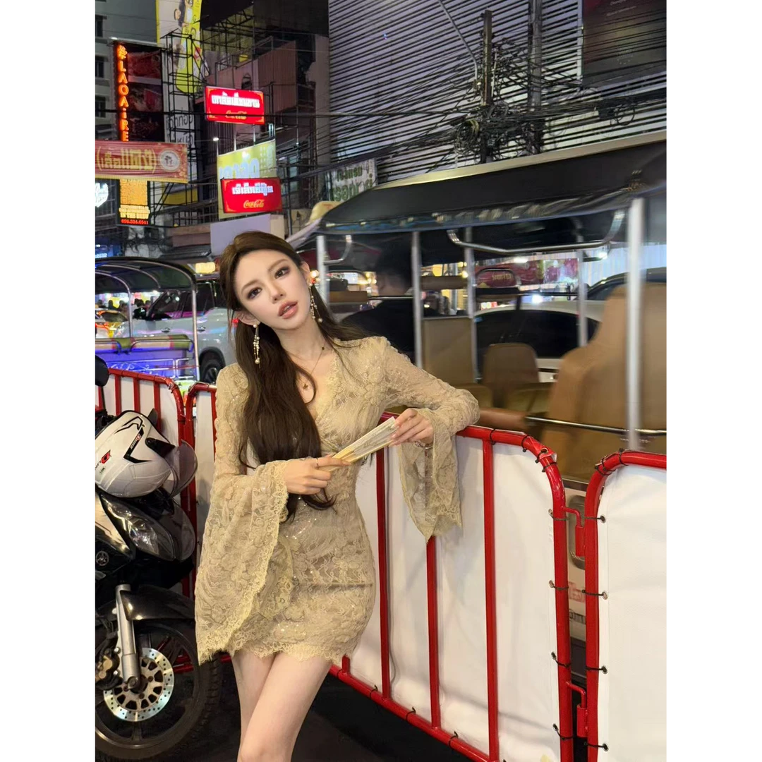 FH粉红pink【曼谷之旅】镂空蕾丝喇叭V领连衣裙百搭显瘦LWJ25A1Q213