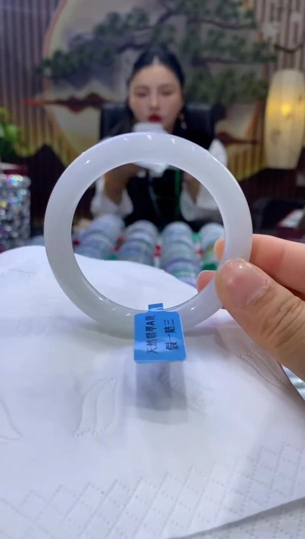 【闪购商品】翡翠手镯未镶嵌多人08621