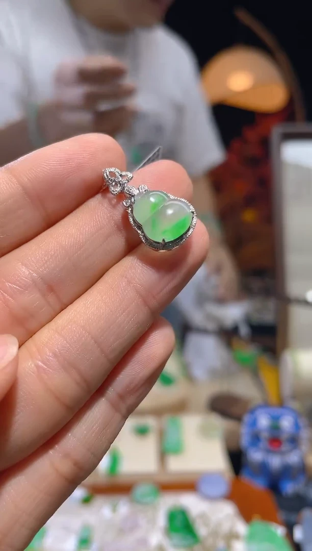 翡翠18K金镶嵌颈饰葫芦