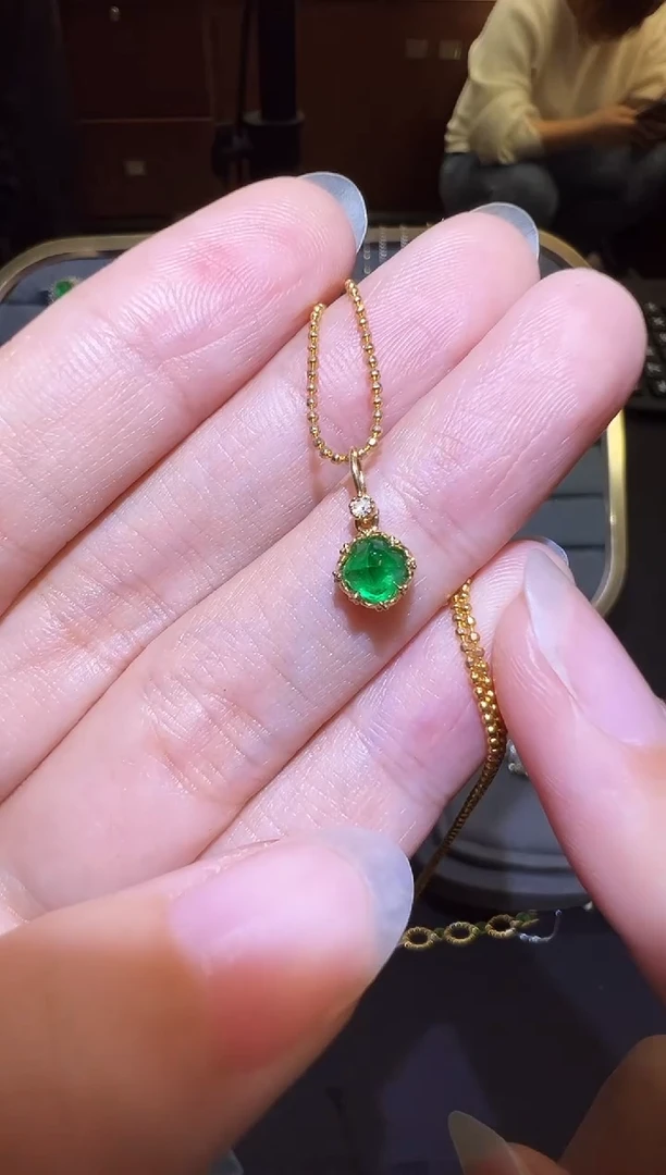 颈饰18K金镶嵌祖母绿0.9ct