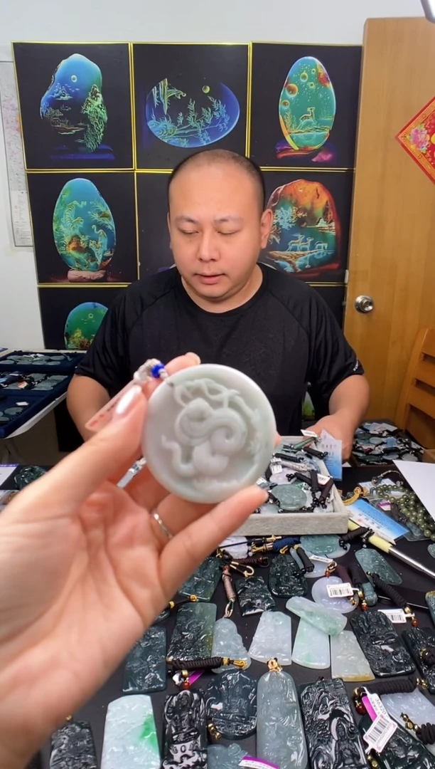 翡翠未镶嵌颈饰多样性发其一