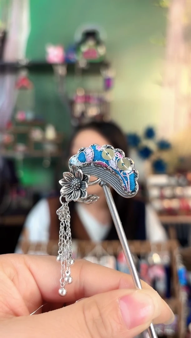 彩云南阁非遗老绣饰品643
