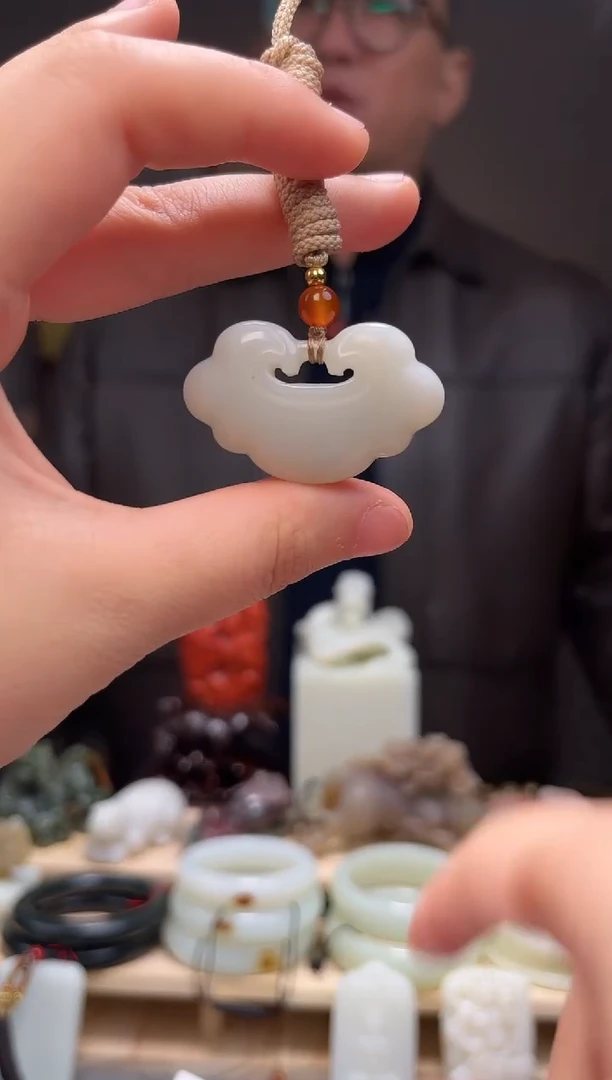 颈饰未镶嵌和田玉吊坠