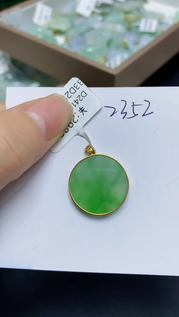 翡翠18K金镶嵌颈饰 天然翡翠A货