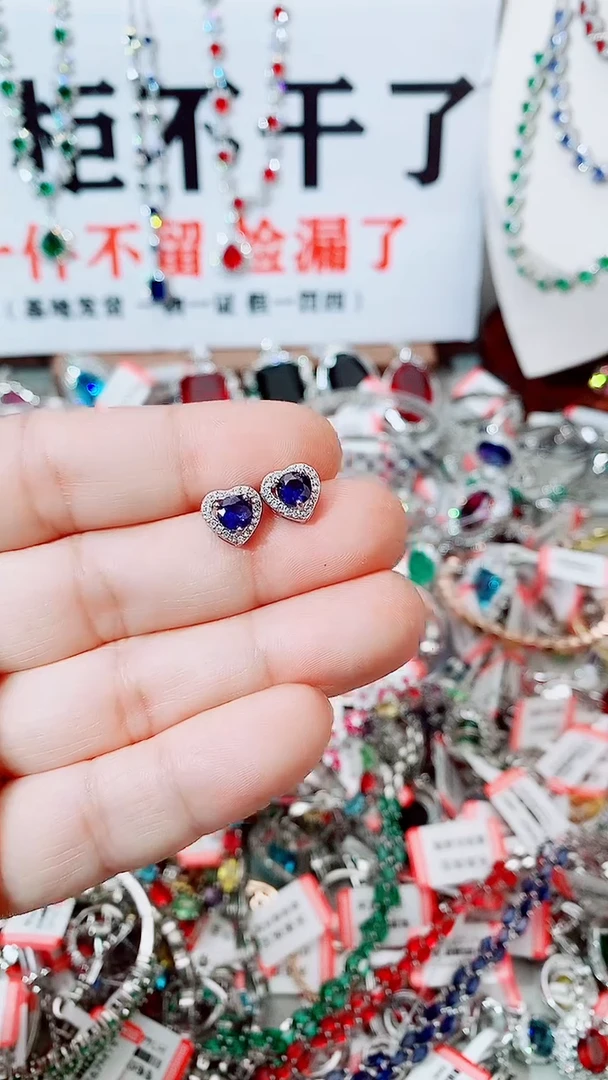 耳饰蓝宝石未镶嵌