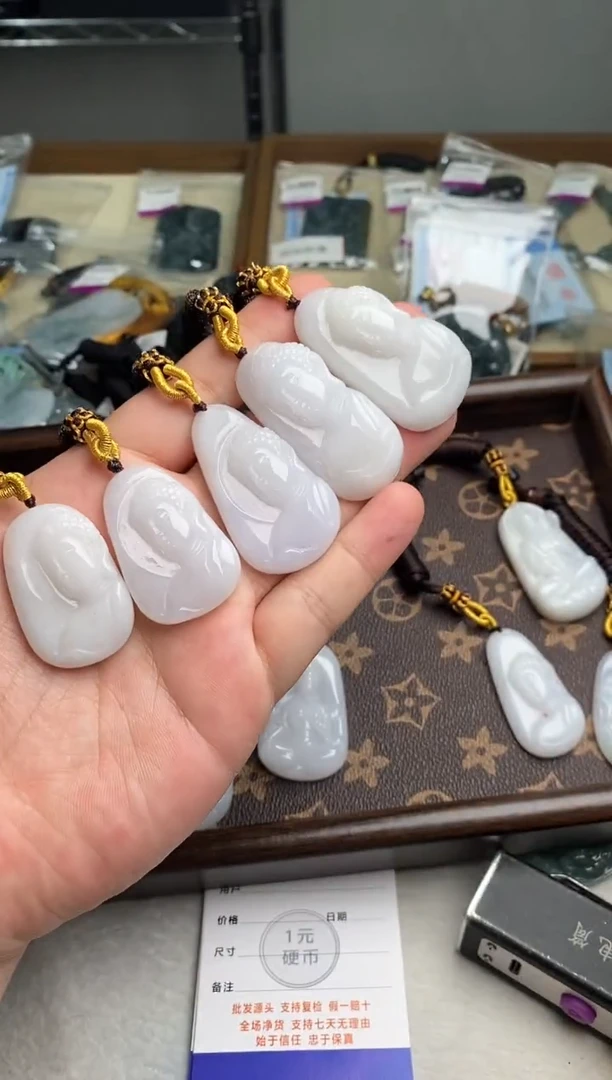 翡翠未镶嵌颈饰 多样性发其一