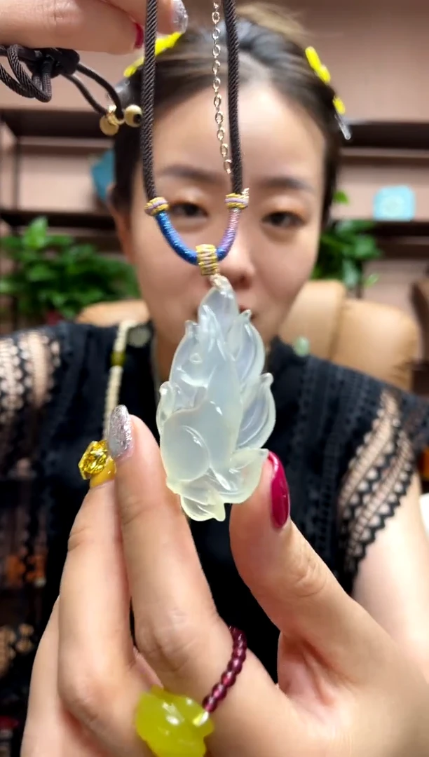 岫玉未镶嵌吊坠·