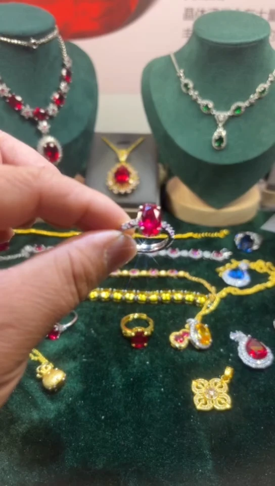 18K金镶嵌戒指红宝石1