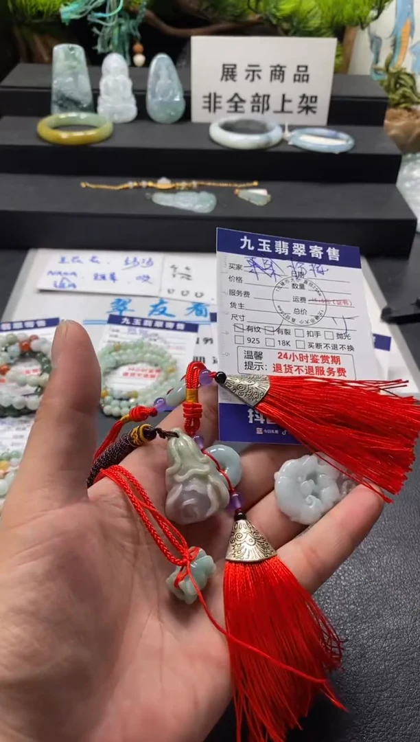 翡翠未镶嵌颈饰格*呜福利
