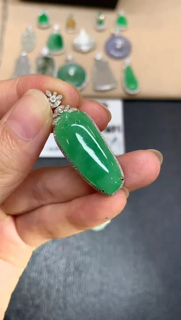 颈饰18K金镶嵌翡翠福瓜【无服务费