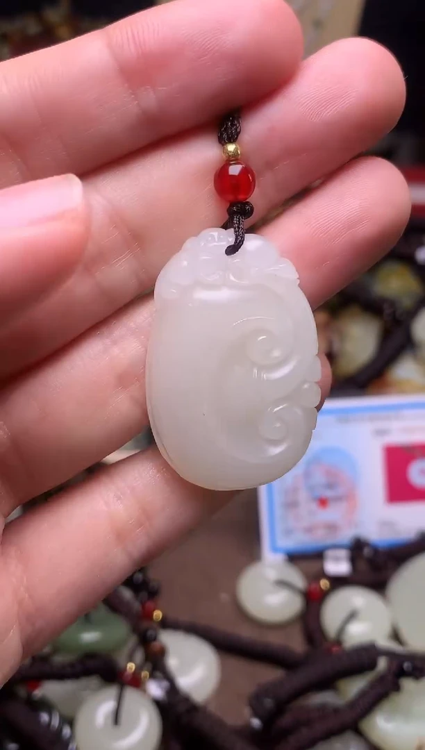 玉新疆料青海料清水吊坠