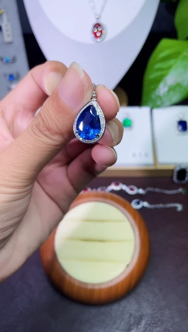 合金颈饰合成钻石蓝宝水滴吊坠