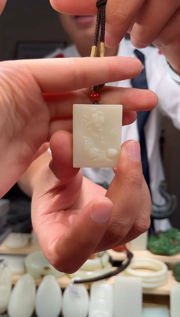 颈饰未镶嵌和田玉吊坠