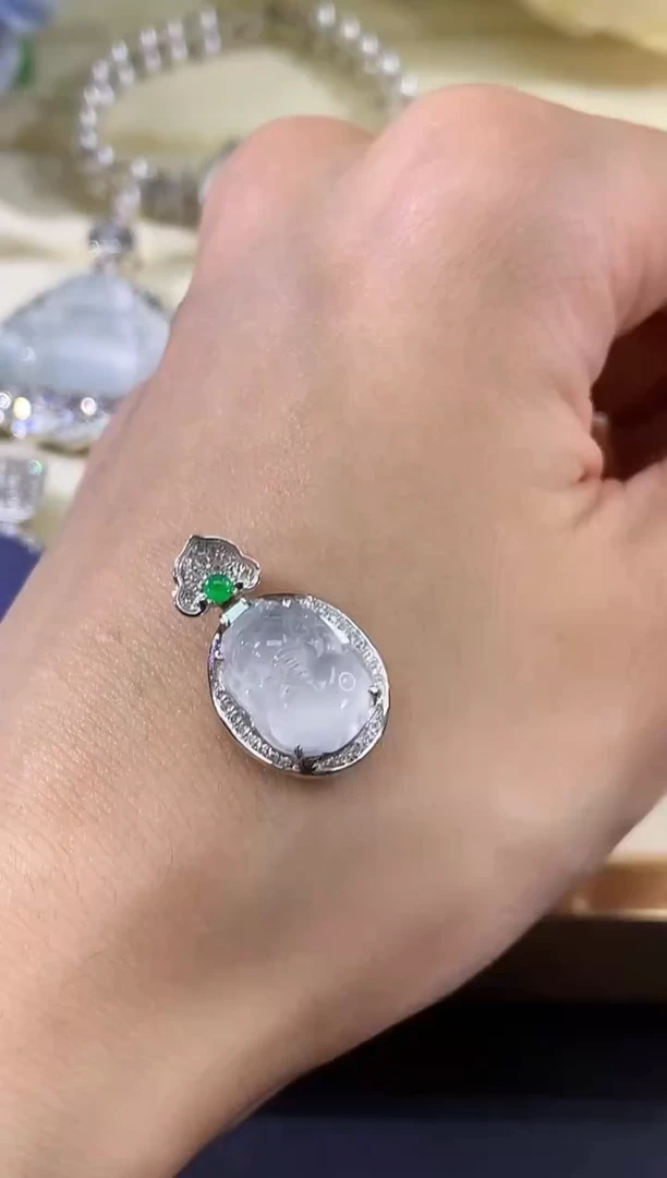 吊坠(不含链)18K金镶嵌翡翠A23多样性发其一