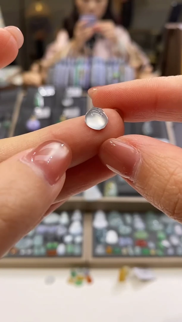 颈饰未镶嵌翡翠蛋面