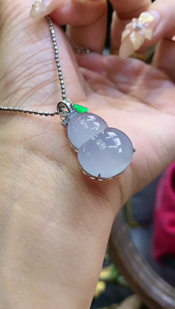 18K金镶嵌挂件翡翠葫芦