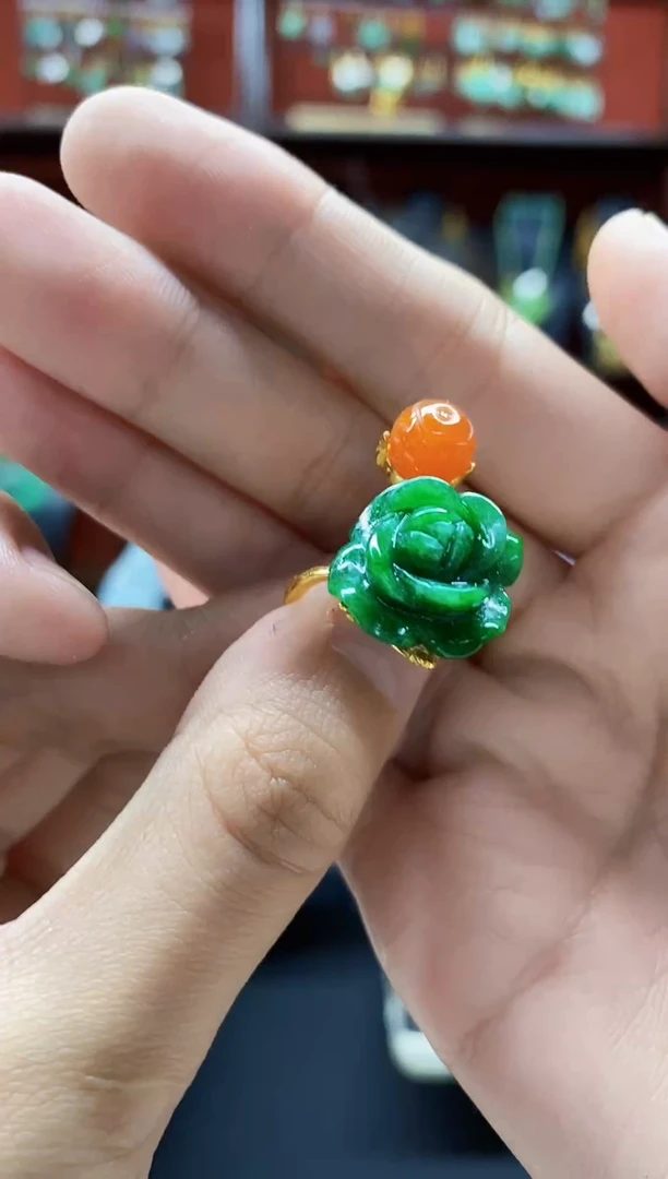 颈饰未镶嵌翡翠戒指