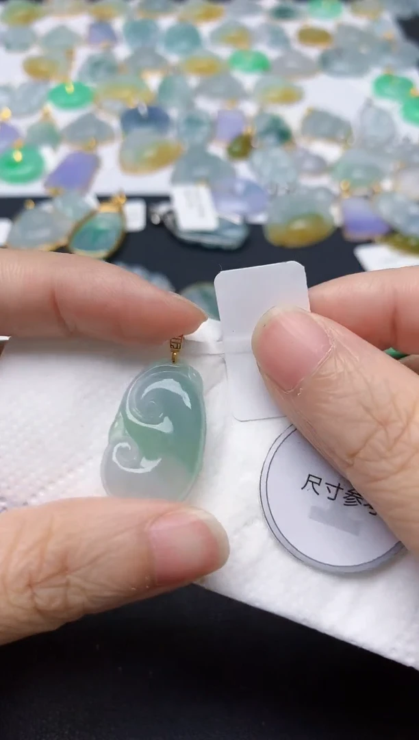 翡翠18K金镶嵌颈饰天然缅甸A货翡翠