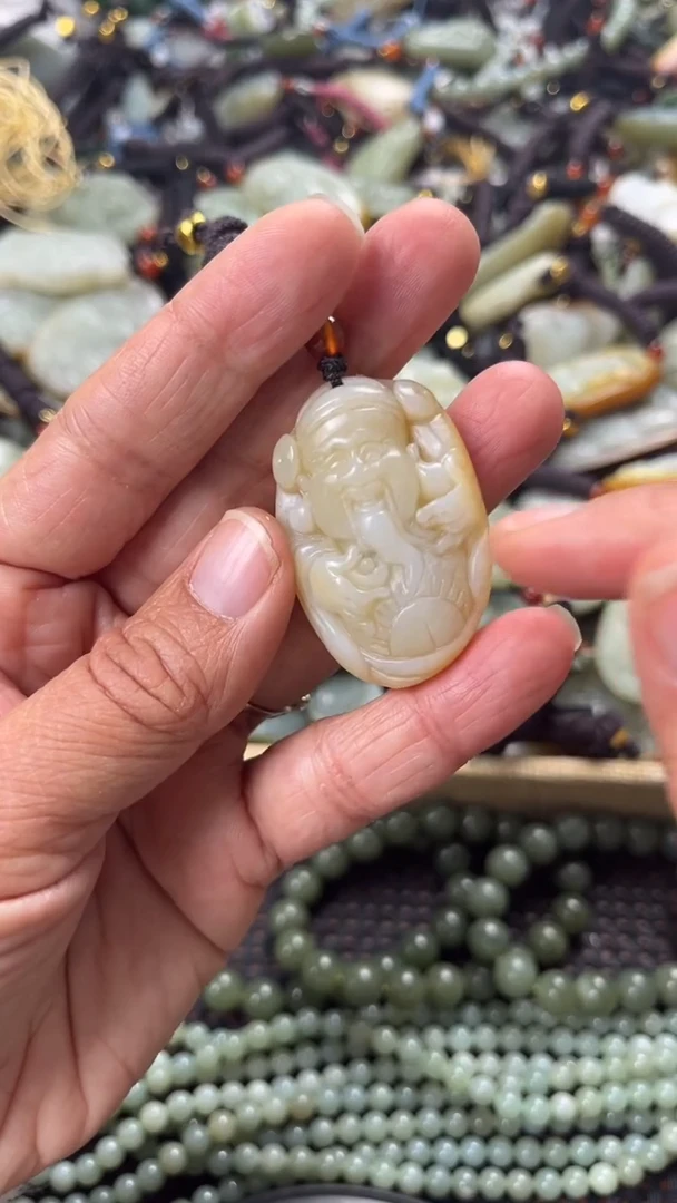 【闪购商品】和田玉颈饰未镶嵌多样性发货没有证书，拍一发一.有瑕