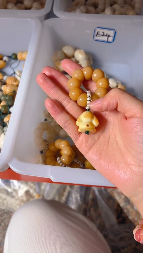 吊坠菩提根/象牙果黄色手捻 黄色长耳兔