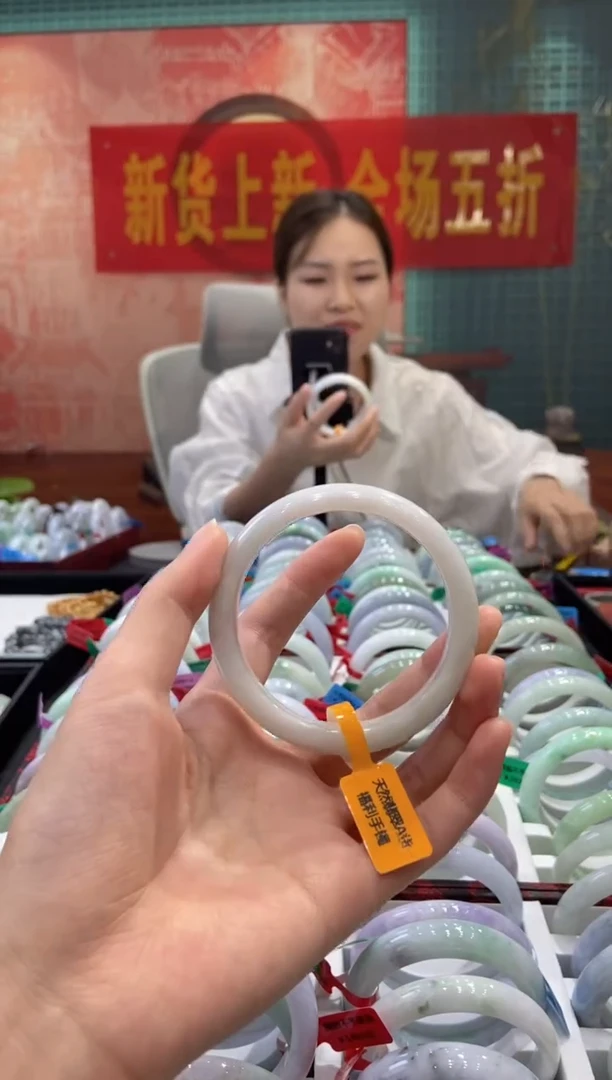 翡翠手镯未镶嵌?多人26062