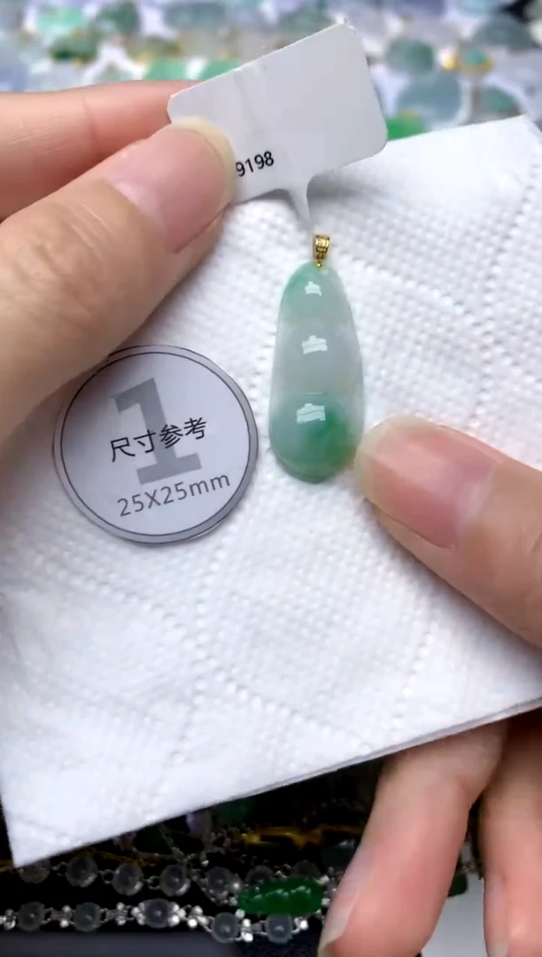 颈饰18K金镶嵌翡翠天然A货翡翠