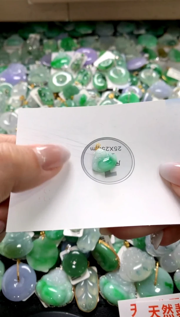 颈饰18K金镶嵌翡翠1111111111111111