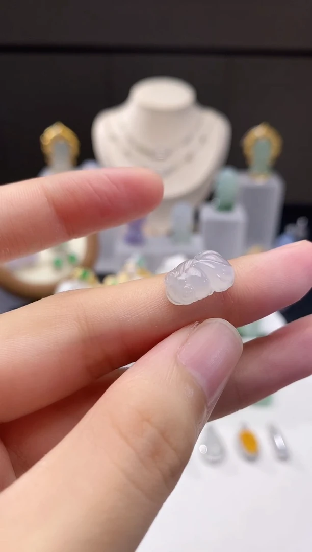 翡翠未镶嵌颈饰鱼