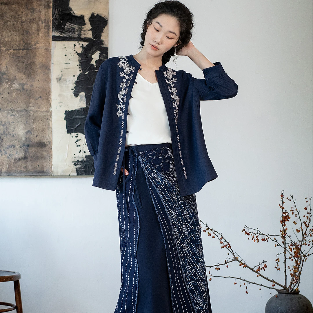 生活在左亚麻绣花衬衣优雅绣花多色新中式2025春季新品长袖上衣女