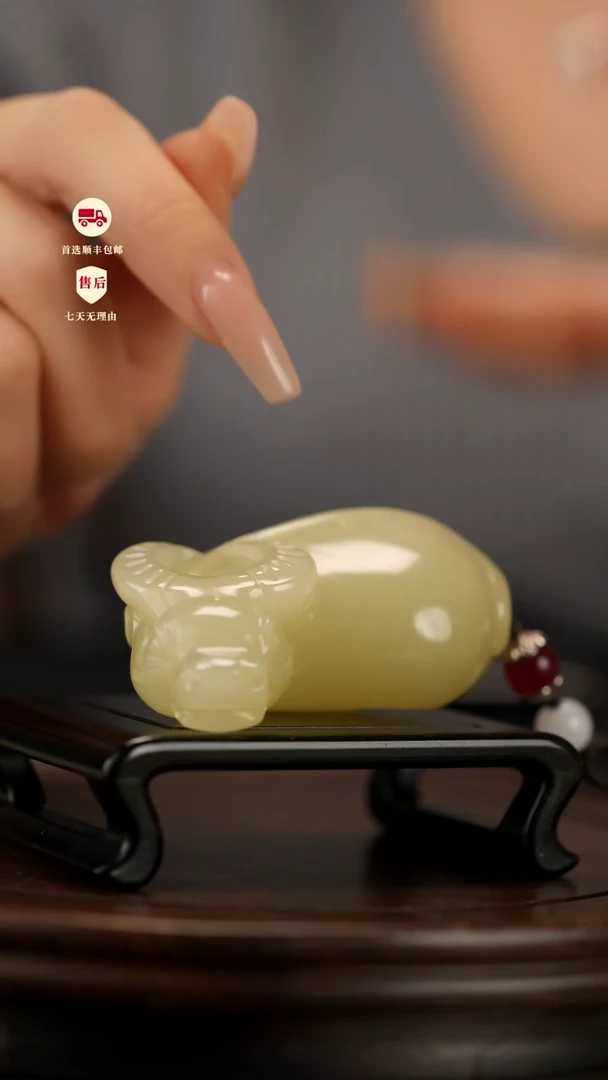 云南石竹叶青雕刻：扭转乾坤手把件摆件