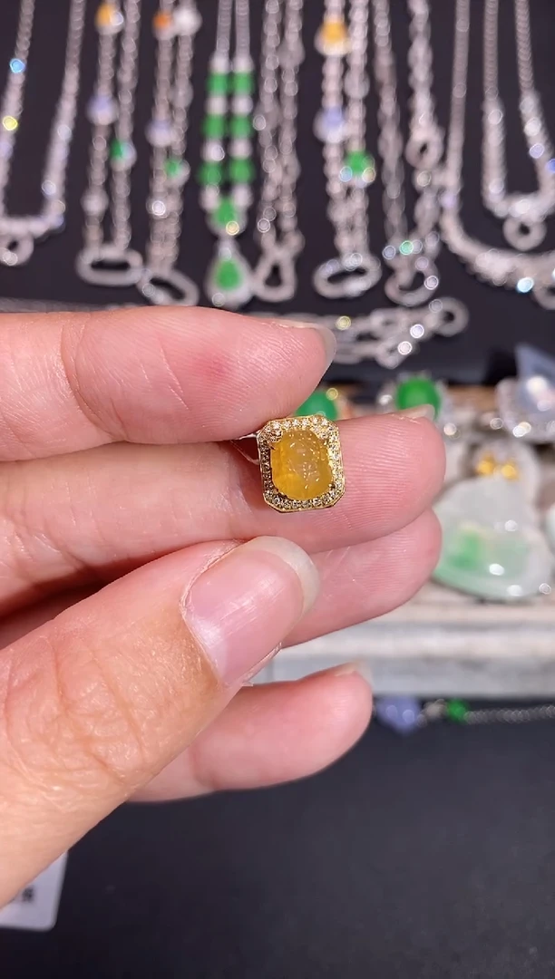 颈饰18K金镶嵌翡翠吊坠