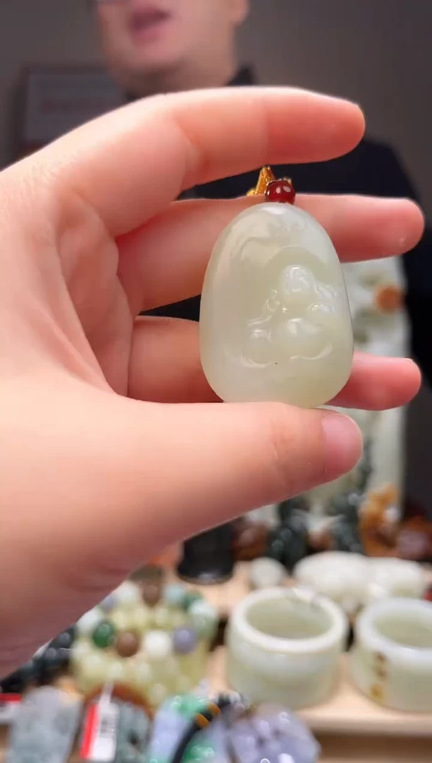 颈饰未镶嵌和田玉吊坠