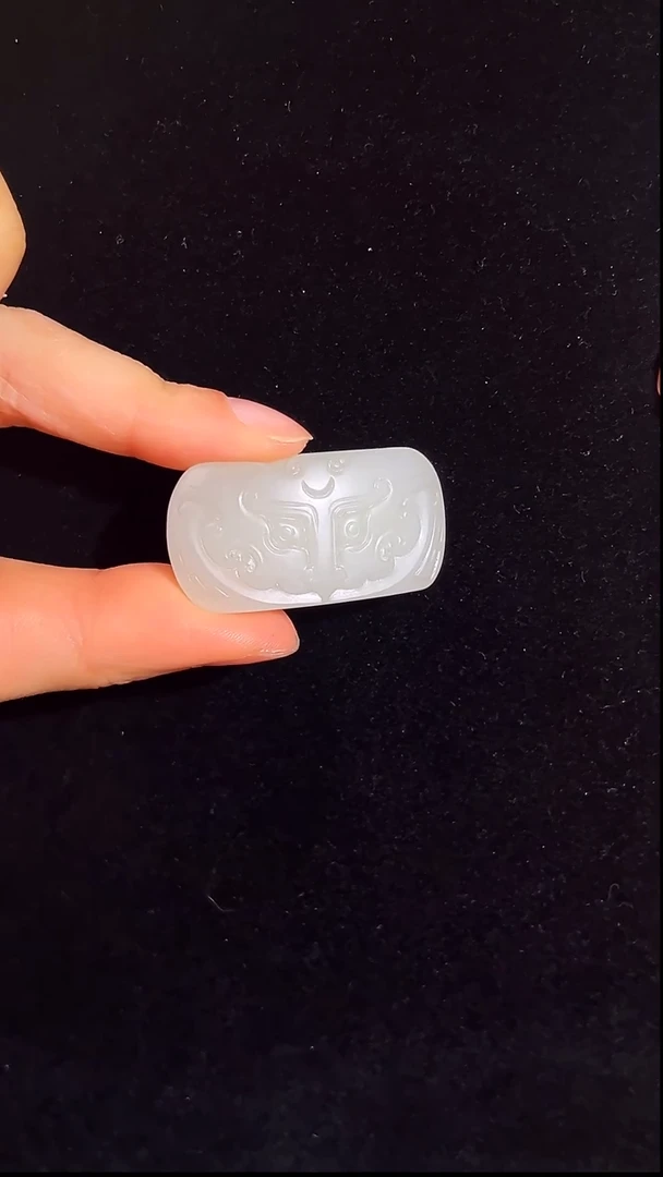 颈饰未镶嵌和田玉（白玉）新疆且末白玉兽面手牌