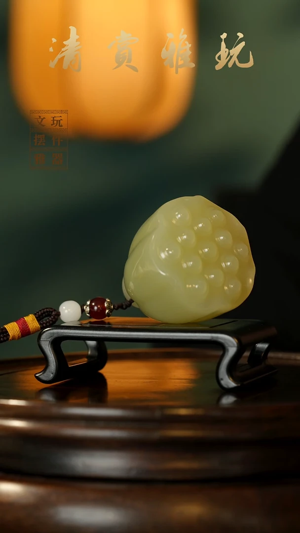玉《手握莲蓬》手把件摆件