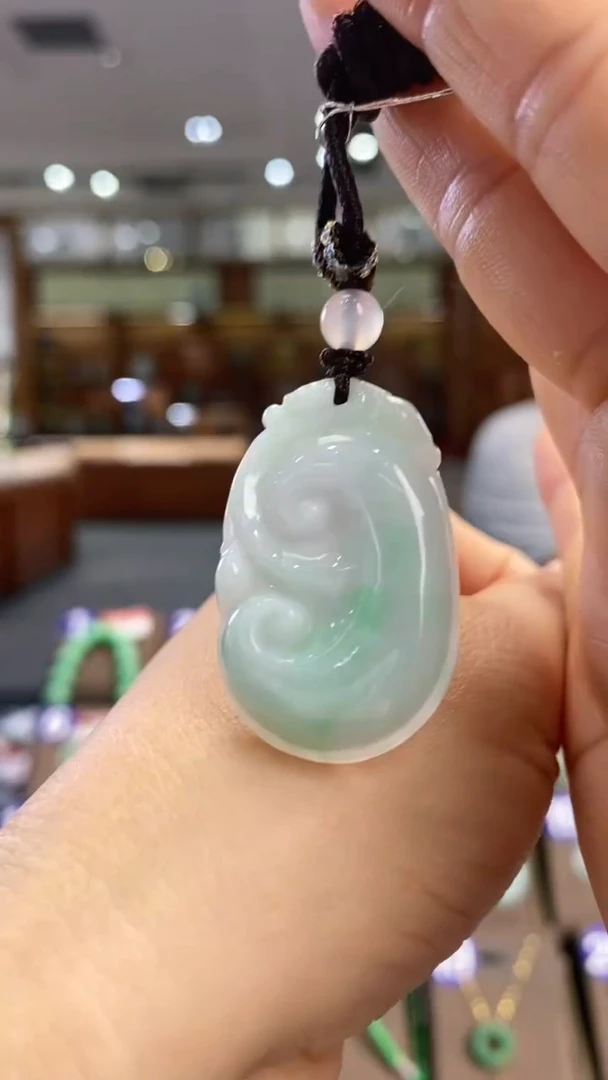 翡翠未镶嵌颈饰如意