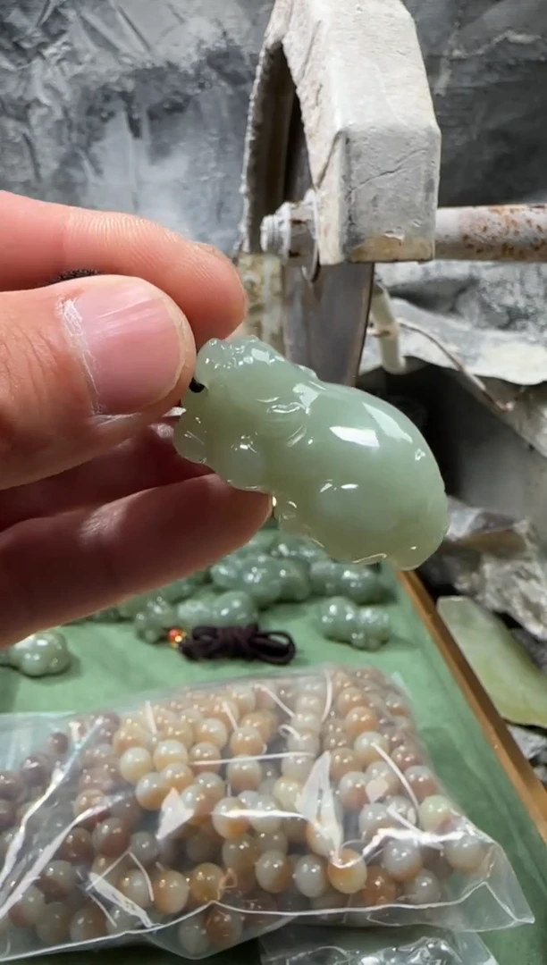 和田玉未镶嵌颈饰吊坠