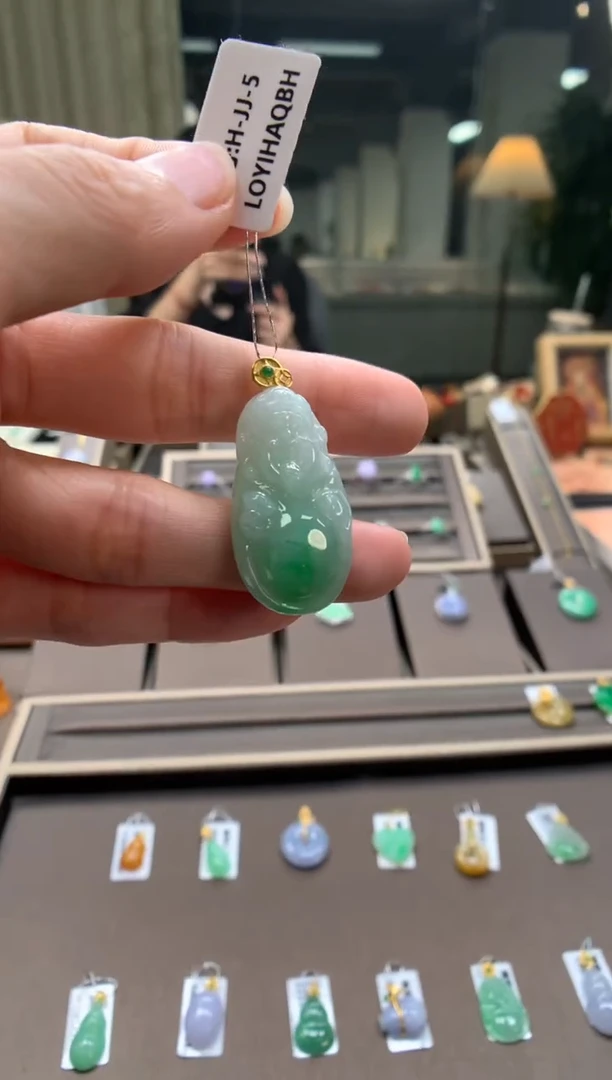 翡翠18K金镶嵌颈饰财神