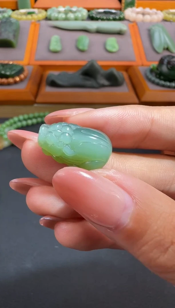 颈饰未镶嵌和田玉这*啥吊坠