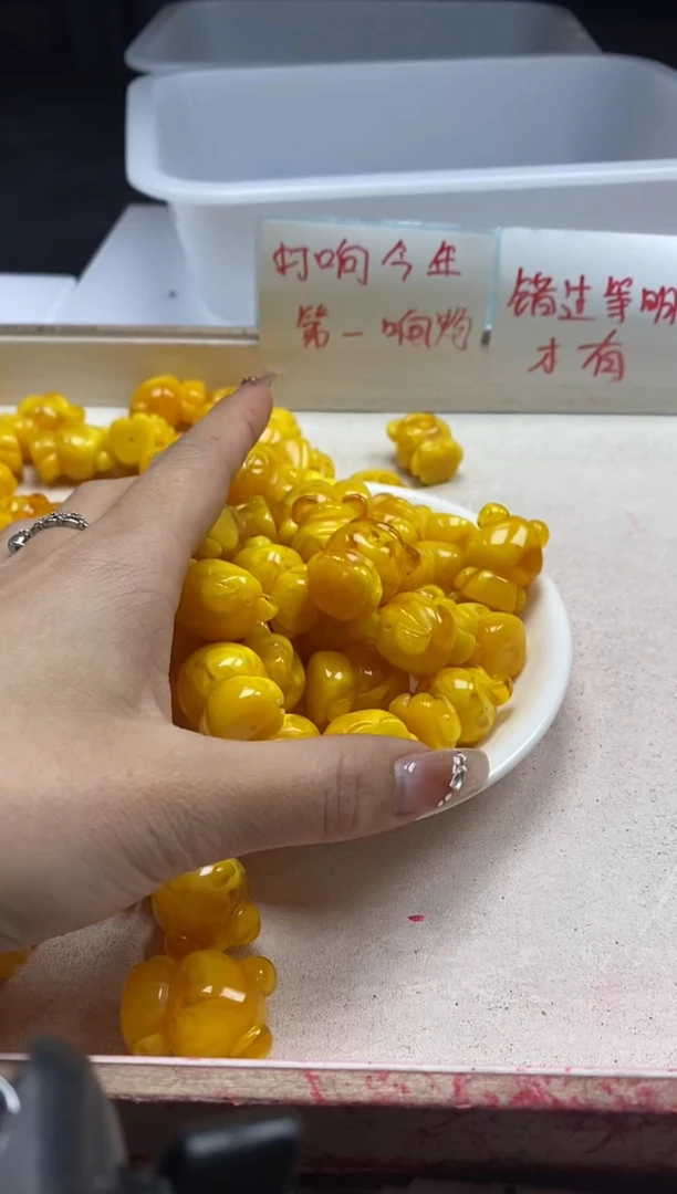 【闪购商品】蜜蜡颈饰未镶嵌w1337鸡油黄蜜蜡小熊*1个