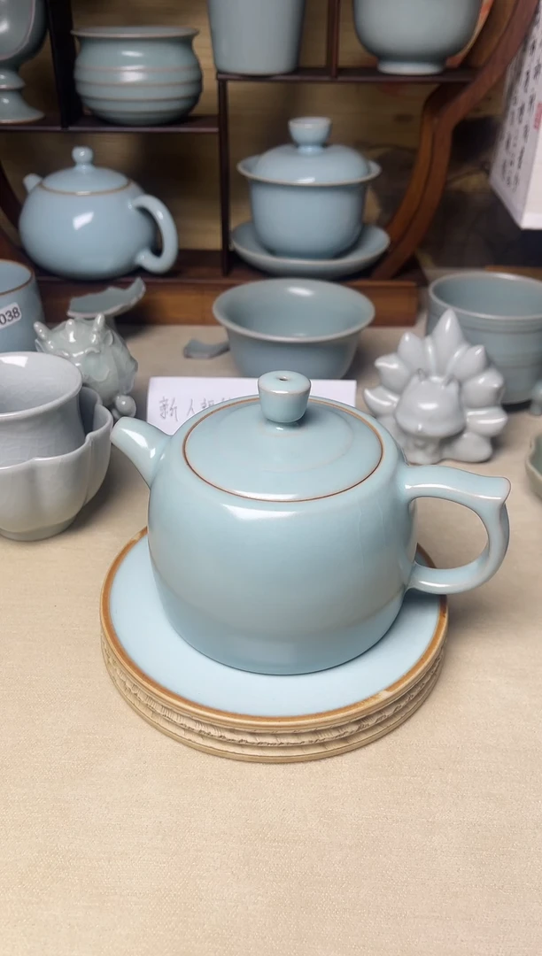 微微瑕仿古天蓝釉井栏壶