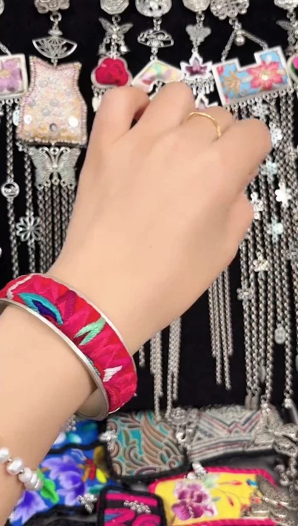 织绣民族风非遗老绣饰品772