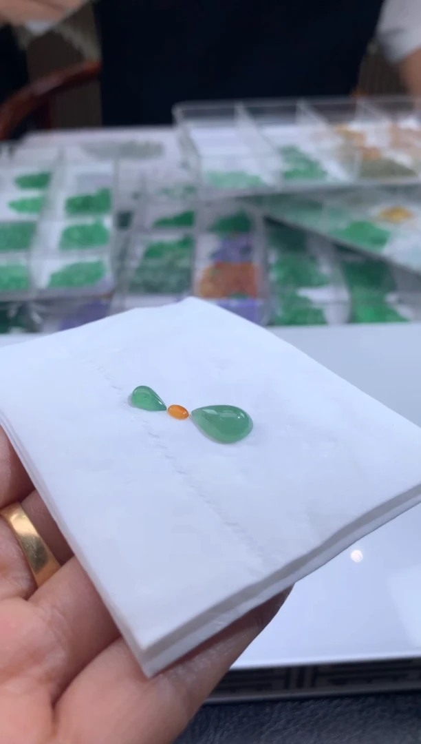 未镶嵌定制翡翠尚****司翡翠