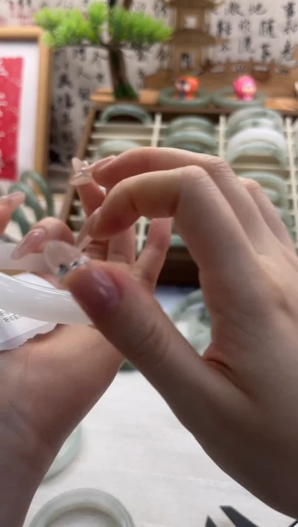 未镶嵌手镯石英质玉微瑕071