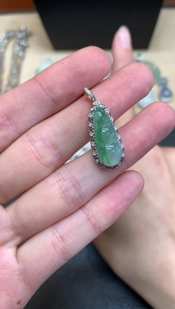 【闪购商品】翡翠颈饰18K金镶嵌福豆【无服务费】