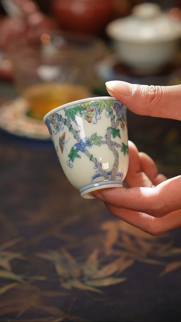 青花斗彩葡萄纹闻香杯