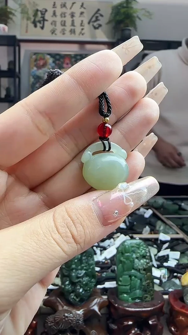 颈饰未镶嵌和田玉宝宝锁多样性发其一