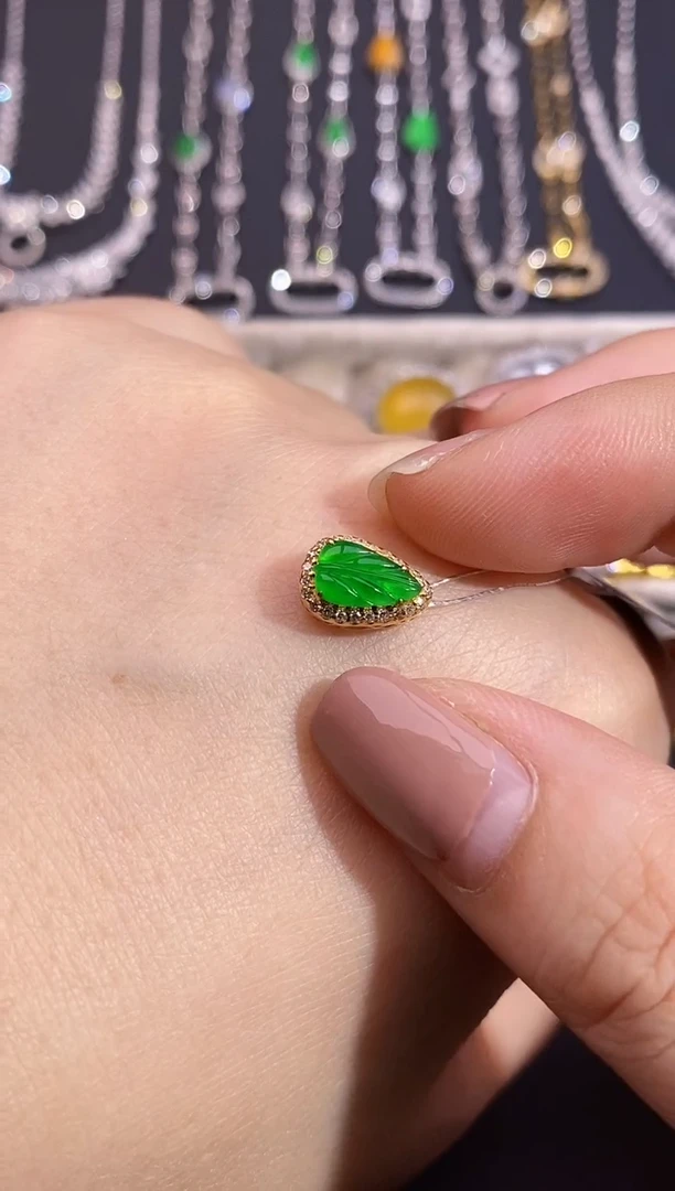 颈饰18K金镶嵌翡翠吊坠