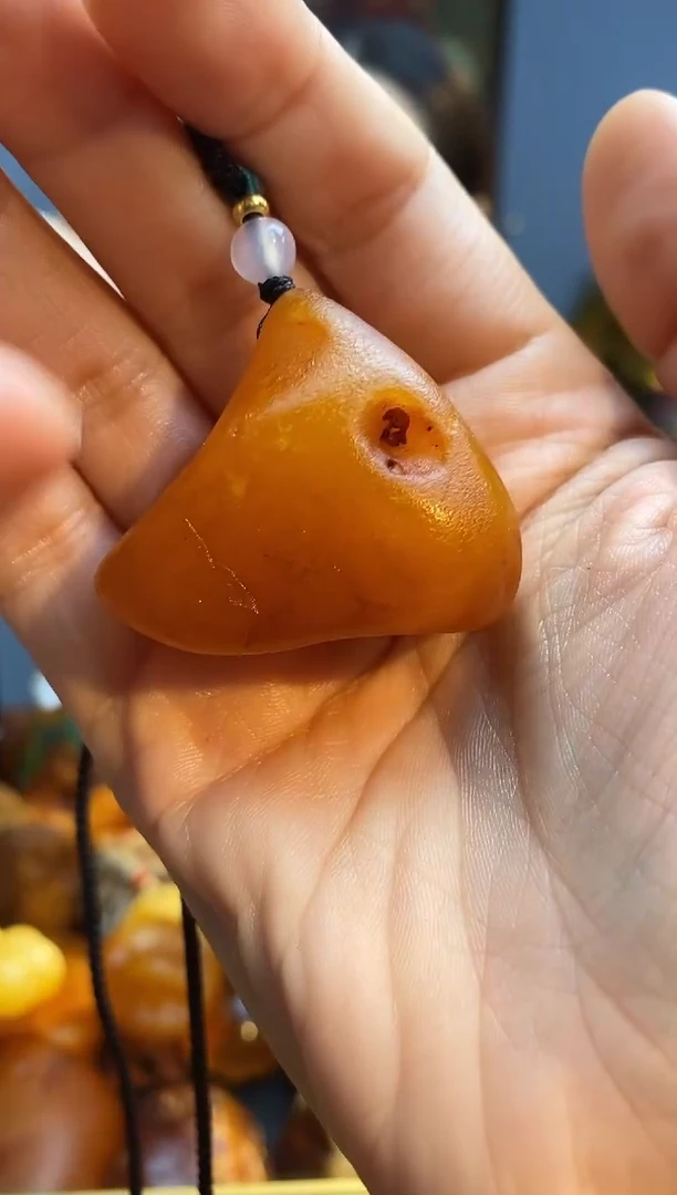 未镶嵌颈饰琥珀吊坠
